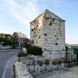 Santo Spirito dovette sin da subito �subire� l�intrusione di Bitonto e Bari, citt� che per anni si scontrarono sul limite dei propri confini. Le diatribe si protrassero fino al XVI secolo, quando i sovrani aragonesi imposero ai due centri l�edificazione dei �titoli�: costruzioni a forma di torretta eretti nel 1585 proprio per segnare i confini territoriali